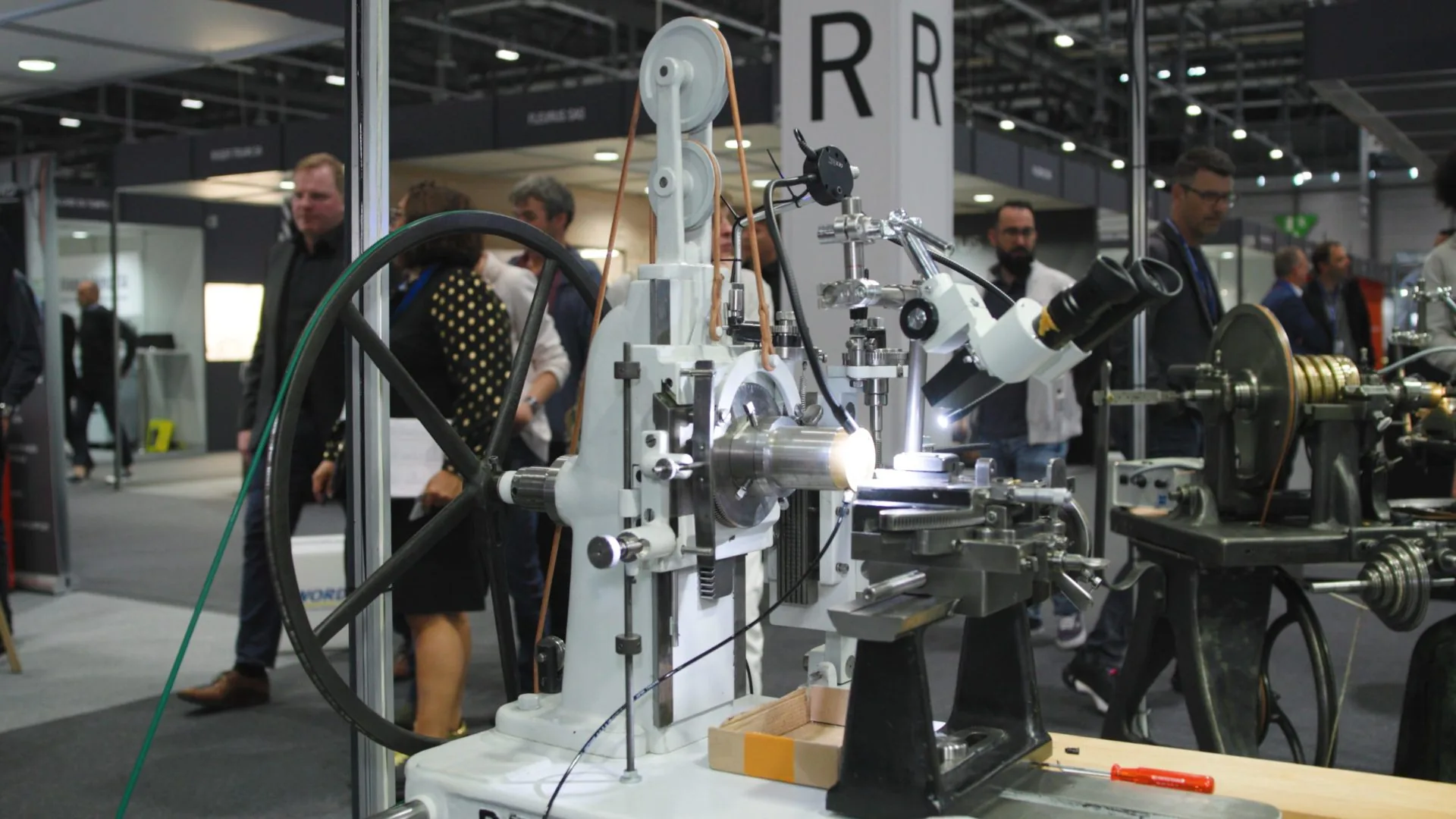 Straight line guilloché (engine-turning) machine for linear patterns